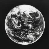 Robert Longo (geb. 1953) Ohne Titel (Earth, for Zander), 2006, Kohle auf Papier, 183 x 213,5 cm  Schätzwert € 200.000 - 250.000  Auktion 22. November 2016 