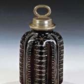  Lot 169: Bedeutende Flasche mit Zinnschraubverschluss, Deutschland oder Böhmen, 17. Jh., H. 21,5 cm, Erlös 10.100 €
