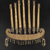 Nr. 253 Indonesien, Insel Flores, Stamm Nage: eine äußerst seltene Krone, genannt "Lado", aus purem Gold, mit sieben "Federn" gefertigt. von adeligen Männern getragen, Ende 19. Jahrhundert, Rufpreis € 12.000