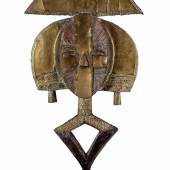 Nr. 82 Kota (oder Bakota) Gabun, Republik Kongo: Ein seltener, großer und sehr alter Reliquien-Wächter "Mbulu Ngulu" Typ: Obamba 19. Jahrhundert Rufpreis € 30.000