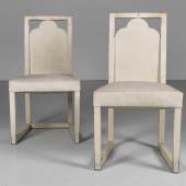 Zwei Stühle, Entwurf Josef Hoffmann, um 1910, reduzierte Konstruktion aus weiß bemaltem Holz, erneuerter, gepolsteter, heller Sitzbezug, Höhe ca. 86 cm, Breite ca. 49 cm, Tiefe ca. 48 cm, Sitzhöhe ca. 47 cm. Ein Exemplar dieses Modells wurde für die Ausstattung des Schlafzimmers der Schauspielerin Mimi Marlow verwendet. Schätzwert € 5.000 - 8.000