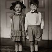 AUGUST SANDER (1876–1964) Bürgerkinder, 1925 Silbergelatine-Abzug, geprintet 1990 von Gerd Sander 57 x 40,5 cm Links unten Blindstempel “Aug. Sander Köln Lindenthal” , auf der Rückseite von Gerd Sander mit Bleistift signiert und datiert und “August Sander  Startpreis: 6.000 EUR Schätzpreis: 12.000 - 15.000 EUR