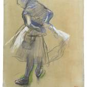 Edgar Degas (Paris 1834–1917) Stehende Tänzerin, die Hände hinter dem Rücken (Danseuse debout, les mains derrière le dos), 1887, Signaturstempel, rücks. Atelierstempel, Pastell und Kohle auf Papier, 47 x 39,5 cm, erzielter Preis € 234.800