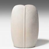 Edouard Chapallaz (Schweiz 1921–2016) Ausführung um 1985–1986. Vase. Keramik, weisse Glasur (email au titane). Bezeichnet: Künstlersignatur. H 51 cm.  Provenienz: Sammlung Carl Sommer.