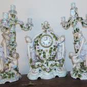 Prunk-Porzellanpendule mit Kerzenleuchter,Manufaktur Sitzendorf mit französischem Pendulenwerk mit Schlag,8 Tage, 2.Hälfte 19.Jahrhundert