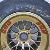 Nr. 53 Original Ferrari Formel 1 Vorderrad signiert und datiert: "M. Schumacher Suzuka 12.10.97"Good Year Eagle F1 auf goldfarbener 13 Zoll Magnesium BBS-Felge, Reifendimension: 25.5 x 9.5-13  Startpreis € 2.800