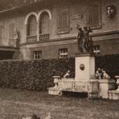 Der Gartenhof des Schlosses Glienicke vor 1945. © SPSG