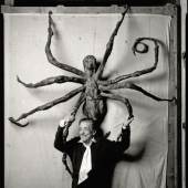 LOUISE BOURGEOIS IN IHREM STUDIO IN BROOKLYN, 1996, MIT IHRER SKULPTUR SPIDER IV (DETAIL) © The Easton Foundation / VAGA at Artists Rights Society (ARS), NY / 2018, ProLitteris, Zürich, Foto © Peter Bellamy