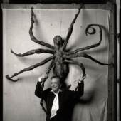 Louise Bourgeois in her Brooklyn studio in 1996 with her sculpture, SPIDER IV. Art: © The Easton Foundation / Licensed by Pictoright and VAGA at ARS, NY, Photo: © Peter Bellamy