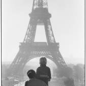 Elliott Erwitt (1928–2023, FR) Tour Eiffel, Paris Frankreich, 1989 Silbergelatineabzug 2012, 54,5 x 36,5 cm Am rechten unteren Rand vom Fotografen signiert in Tinte © Elliott Erwitt / Magnum Photos, courtesy OstLicht. Galerie für Fotografie