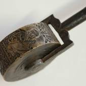 Prägerolle, 17 Jh., Bronze, Herkunft: Schwaz, Maße: 6,0 cm (Raddurchmesser), 25,0 cm (Stiel), 9,0 cm (Griff)  © TLM