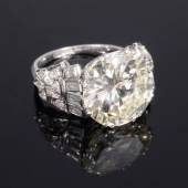 An impressive 8.5ct diamond set cocktail ring. £15,000-20,000.