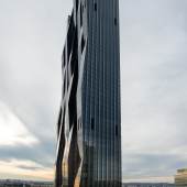 1 silhouette Dominique Perraults Markenzeichen des DC TOWER 1: der „Knick“ in der Fassade, der auch dafür sorgt, dass die dahinter liegenden Räumlichkeiten unterschiedliche Flächen aufweisen. © DC Towers / Michael Nagl