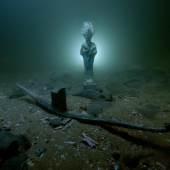 Osiris-Statuette aus Bronze und Votivboot aus Blei am Meeresgrund in Thonis-Heraklion, Bucht von Abukir, Ägypten (SCA 1081, 1039) Bild: Christoph Gerigk © Franck Goddio, Hilti Foundation