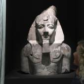 Blick auf einen Gipsabguss einer kolossalen Büste Ramses II. 1873, Gips, Berlin, SMB Agyptisches Museum und Papyrussammlung  © Badisches Landesmuseum,  Foto: Uli Deck
