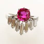 00097 Ring, 750 WG besetzt mit einem rund-facettierten natürlichen Burma-Rubin von ca. 2,30 cts. und sieben Diamant-Baguetten von zus. ca. 1,50 ct., Ausruf € 40.000,–