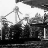 Weltausstellung in Brüssel, im Vordergrund: Karl Schwanzer, Österreichischer Pavillon, im Hintergrund: André Polak, Jean Polak: Atomium, 1958 © Foto: Gerd Schlögl	