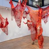 Chiharu Shiota, Out of my Body, 2020 Courtesy die Künstlerin; Galerie Templon, Paris - Bruxelles Foto: Bertrand Huet Tutti © 2023, ProLitteris, Zurich