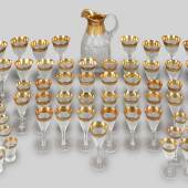 00001 Glasserie Moser, ‚Splendid Gold‘, wie:  Krug, H = 26 cm, zehn Weißwein-, 17 Südwein-, 19 Sherry- und 18 Schnapsgläser, sowie 15 und zwei Schnapsbecher (64)  Ausruf€ 800,–