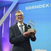   Dr. Steffen Skudelny nimmt den silbernen BrandEx Award 2022 für die Ausstellung "Liebe oder Last?! - Baustelle Denkmal" entgegen * Foto: Oliver Wachenfeld