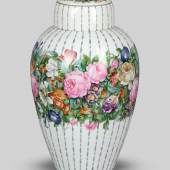 00031 Josef Wackerle für  Nymphenburg, Deckelvase, mit umlaufendem Blütenfries, H = 41 cm  Ausruf€ 200,–