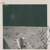 Lot Nr. 108, Neil Armstrong (Apollo 11, 16. - 24. Juli 1969): Das erste von einem Menschen gemachte Foto von der Oberfläche einer anderen Welt, signiert und beschriftet von der Crew der Apollo 17, von der letzten Mondlandung, 7. bis 19. 12. 1972, 20,3 x 25,4 cm, Schätzwert € 6.000 - 8.000, Startpreis € 3.000