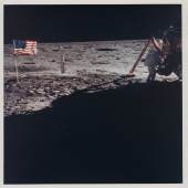 Lot Nr. 115, Buzz Aldrin (Apollo 11, 16. - 24. Juli 1969): Das einzige Foto von Neil Armstrong auf dem Mond, 20,3 x 25,4 cm, Schätzwert € 15.000 - 25.000, Startpreis € 12.000