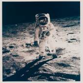  Lot Nr. 117 Neil Armstrong (Apollo 11, 16. – 24.  7. 1969):  Buzz Aldrins Sonnenblende reflektiert den Fotografen (N. Armstrong) und die LM Eagle, 20,3 x 25,4 cm, Schätzwert € 4.000 – 6.000, Startpreis € 2.000 