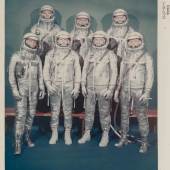 Lot Nr. 1, Crew der Mercury Seven, die ersten Astronauten der NASA, in silbernen Raumanzügen, Farbporträt-Ikone, Juli 1960, 20,3 x 25,4 cm, Foto Ralph Morse, Schätzwert € 1.200 - 1.800, Startpreis € 600