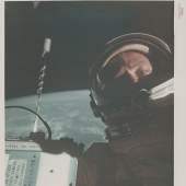 Lot Nr. 40, Buzz Aldrin (Gemini XII, 11. - 15. November 1966): Das erste Selfie im Weltraum, 20,3 x 25,5 cm, Schätzwert € 7.000 - 10.000, Startpreis € 6.000