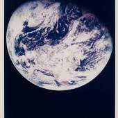  	 Lot Nr. 58, William Anders (Apollo 8, 21. – 27. Dezember 1968): Das erste von Menschen gemachte Foto des gesamten Planeten Erde, 20,3 x 25,4 cm, Schätzwert € 3.000 – 5.000, Startpreis € 1.500 