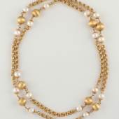  00039 Collier, 750 GG, Gliederdekor  zwischengefasst acht ornamentierte Goldkugeln, D = ca. 9,5 mm, und 16 Zuchtperlen, D = ca. 7,5 – 7,6 mm, L = 79 cm, brutto ca. 43,0 g, Perlen berieben  Ausruf€ 2.800,–