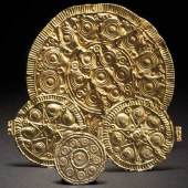 Vier verzierte Goldblechscheiben, Mittlere Bronzezeit. Zuschlag: 16000 Euro