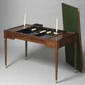 Kunshaus Wiesinger Louis-seize Spieltisch
Frankreich um 1780/90, H: 86cm, B: 120cm, T: 65cm, estamp: E. Avril (Maître 1791)
Foto: Kunsthaus Wiesinger
