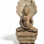 2164 MUSEALER BUDDHA MUCHALINDA. STEIN.  Khmer, Angkor-Zeit, Bayon-Stil. 11./12. Jh.  Taxe: 50.000 – 60.000 EUR