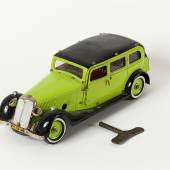 241 Märklin Baukastenauto Pullmann-Limousine mit Uhrwerk (fehlt). Blech, grün-schwarz  lackiert (ursprünglich beige). Fahrertüre zum Öffnen,  Original-Schlüssel vorhanden (bespielt). Baujahr 1933 -  1937. L. 37 cm. (4324125)	150,-- EURO
