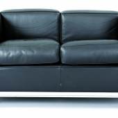 Kat.-Nr. 906 Zweisitzersofa LC2 Cassina, 21.Jh. Modell LC2 nach einem Entwurf v. Le Corbusier,  Schätzpreis 1.400,- EUR