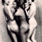 Ellen von Unwerth: 4 girls in a shower, Paris 1993, 1995, Bogentiefdruck, COA signiert, 34,5 x 23 cm