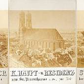  2642: BÖTTGER – MÜNCHEN -  "Panorama der K. Haupt. – u. Residenz-Stadt München. Aufgenommen in der Vogelperspective vom Sct. Petersthurme aus, zur Zeit des 700jährigen Jubilaeums 1858". Photographie, aus 11 Bildern zusammengesetzt, von G. Böttger. (München) 1858. Je ca. 35 x 40,5 cm (Gesamtgr.: 35 x 448 cm). – Auf Orig.-Trägerkarton mont. (je 53 x 41 cm), gefalt. in läd. Hlwd.-Kassette d. Zt. (6)  Schätzpreis: 2.500,- € Ergebnis: 4.500,- €  Details