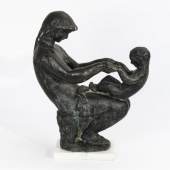 2665 MESTROVIC, Ivan (1883 Vropolje – 1962 South Bend) Mutter mit Kind Bronze patiniert, weiße Marmor-Plinthe. Undeutlich bezeichnet. H ca. 50 cm (davon Sockel ca. 2,5 cm), B ca. 40 cm, T ca. 23 cm.   Limit 1200 € Zuschlag 2400,00 €