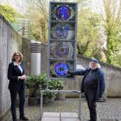Museumsleiterin Luzia Schlösser und Glaskünstler Uwe Fossemer mit der Stele "Kreuzigung der Erde".