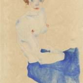 Egon Schiele, Sitzendes Mädchen, der Oberkörper nackt, hellblauer Rock, 1911 © Sammlung Gemeentemuseum Den Haag, Foto: Sammlung Gemeentemuseum Den Haag