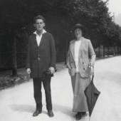  Egon Schiele und Wally Neuzil in Gmunden am Traunsee, aus dem Fotoalbum von Arthur Roessler, Juli 1913 © Wien Museum