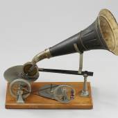 Grammophon, um 1890 Hergestellt von: Spielwaren-Fabrik Kämmer, Reinhardt & Co., Waltershausen 32,5 x 41,5 x 21 cm Germanisches Nationalmuseum, Nürnberg Kat. Nr. 521 