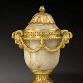 448 Ignaz Joseph Würth  Nachweisbar ab 1769 – 1792 Wien  Deckelvase aus cremefarbenem Onyx – nach einem Vorbild von Jean Dulac (1704–1786). Um 1780 Onyx, feuervergoldete Bronze. EUR 30.000 – 35.000 