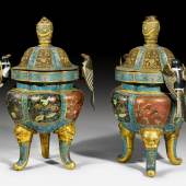 Paar grosse chinesische Räuchergefässe mit Émail Cloisonné Schätzung CHF 150 000 bis 250 000 (Lot 205).