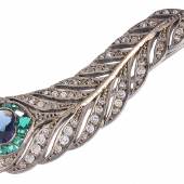 An Art Deco stylish silver brooch in the form of a peacock feather, £50-60. 
