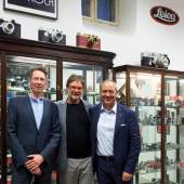 Abb.: Ronald Marcel Peters (CFO Leica Camera AG), Peter Coeln und Alfred Schopf (CEO Leica Camera AG) im Leica Shop, Wien