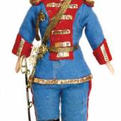 Puppenstuben-Puppe, Soldat, H: 16 cm, Biskuit-Brustblatt-Kopf, gemalte Augen, anmodellierter Schnurrbad, Biskuit -Arme und -Beine, Stoffkörper, Orig.- Kleidung, mit Zinnsäbel, Limit 180 ,- Euro