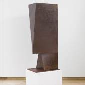 Johannis Avramidis Kopf mit tiefenräumlichen Flächen I, 1969/70, Auflageabguss in Bronze, H x B x T: 144,8 x 35,5 x 53,5 cm